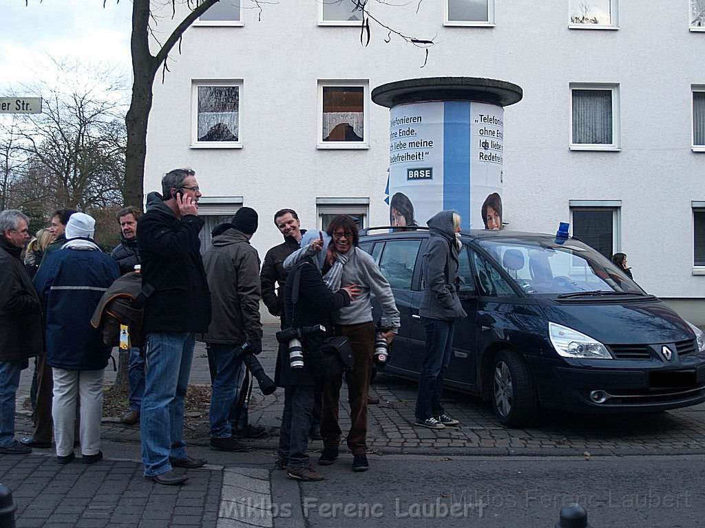 Einsatz Feuerwehr SEK Polizei Koeln Nippes Merheimerstr P136.JPG